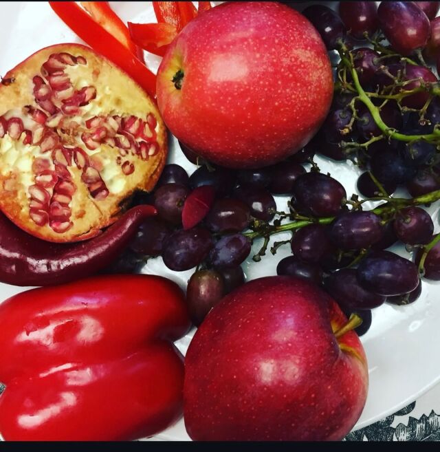 WHATS ON YOUR PLATE? It’s almost that time of the year & there’s no better time than the present to take health in your own hands, #resetyourbody so you could #thrive through the holiday season. You are what you eat, today my foods are red, the #rootchakra #positiveenergy #stability #couragetogrow #pomegranate #guthealth #antiinflammatorydiet #cleaneating #healthcoach #cookingclass #sugarfreedessert #