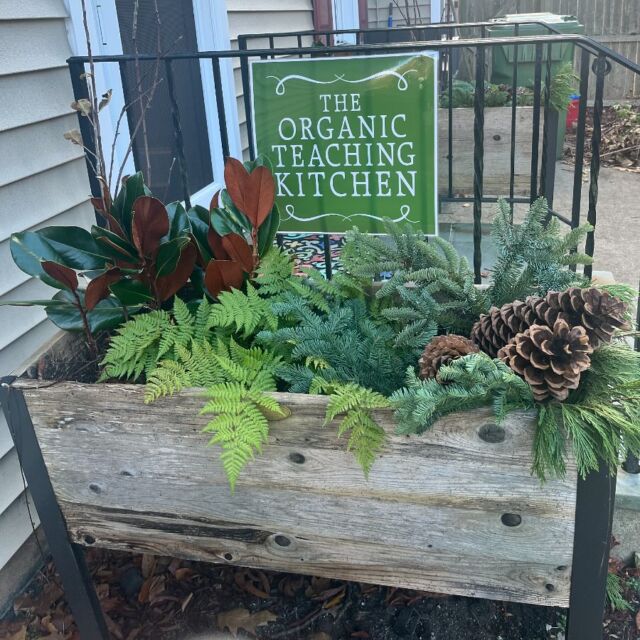 It’s beginning to look like the #holidayseason at @theorganicteachingkitchen. My mantra, ‘Eat food as medicine otherwise you will have to eat medicine as food’! #healthyfood #healthylifestyle #organic #foodasmedicine #brainhealth #guthealthdiet #cleaneating #healthcoach Thank you to my sidekick @davecris1