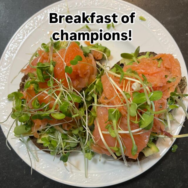 Eating #nutrientdense #glutenfree breakfast doesn’t stop because I am still non-weight bearing on my right foot! #homecooking is my #1 way to #knowwhatsinyourfood #smokedsalmon w/avocado + #peashoots tastes like heaven. #brainfood #guthealth #wellnesscoach #weightlossjourney #cleaneating #healthcoach #hudsonvalleyeats #foodsforweightloss #foodsforhealth #healthyfats #omega3