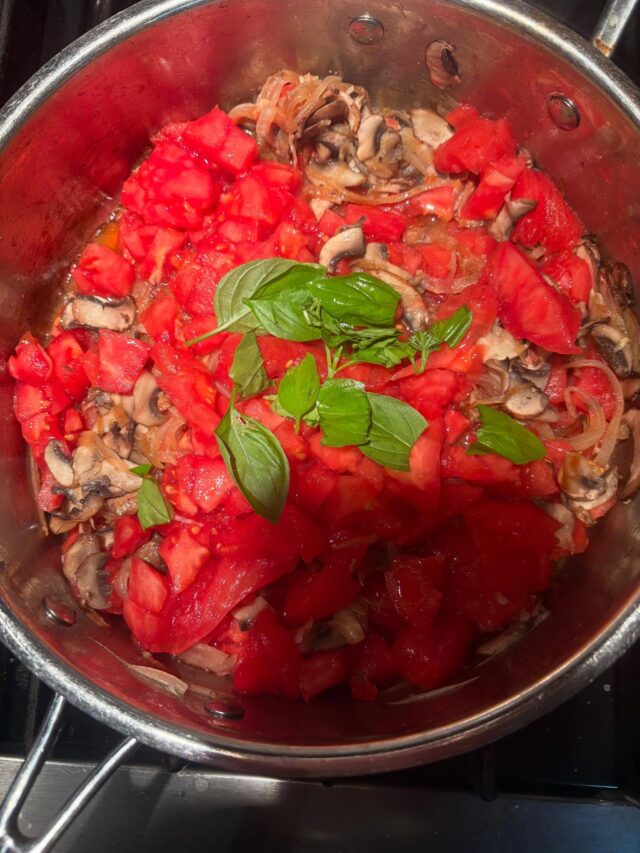 Nothing beats the taste of summer like a homemade tomato sauce made with the freshest, juiciest tomatoes. Smmered to perfection, and ready to elevate every dish.

Support local farmers, savor fresh flavors, and indulge in the goodness of nature!  #healthyeating 
#cleaneating  #healthcoach 
#LocalFlavors #FreshTomatoSauce  #FarmToTable #HomemadeGoodness #TomatoSeason #SimpleAndDelicious #teachingkitchen #hudsonvalley