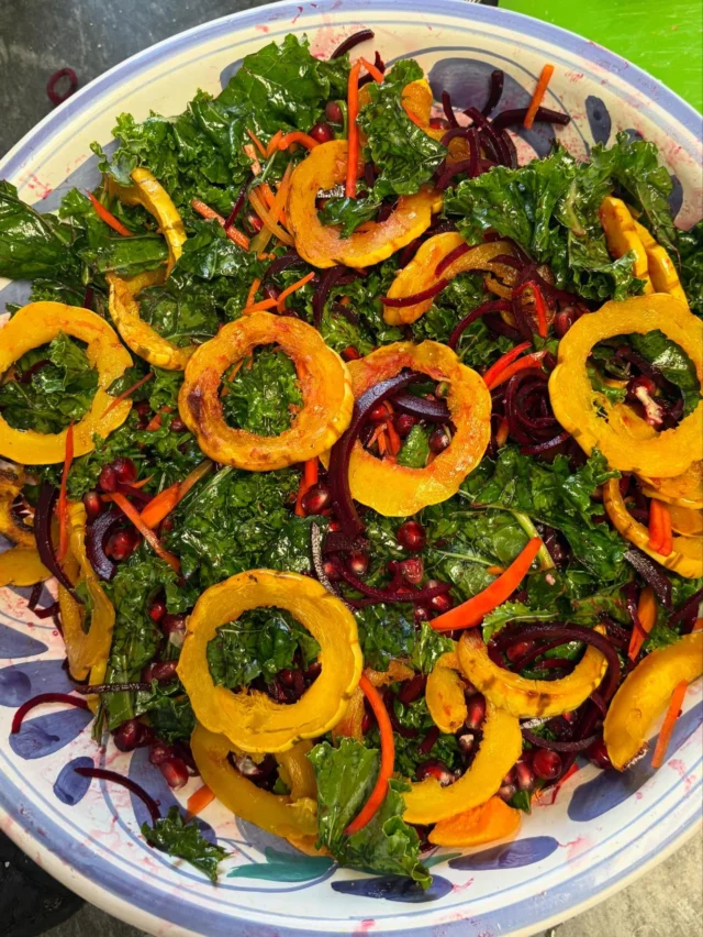 Teamwork! Ending the year with a healthy, tasty team-building moment. Corporate goals met… Culinary goals in progress! #corporatewellness #corporatewellnessprogram #teamwork #hudsonvalley #cookingclass @theorganicteachingkitchen